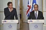 Topmøde. Den britiske premierminister David Cameron (tv) mødes i dag med den franske præsident Francois Hollande i Paris. 