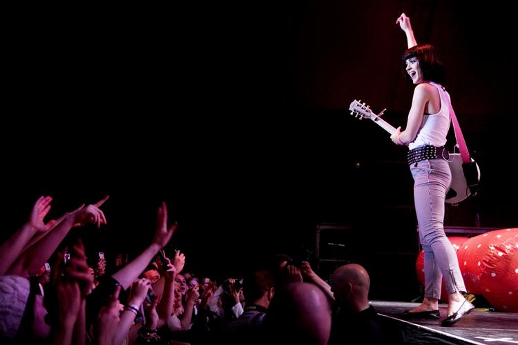 Hitmagere. Sangskrivere, der skriver for internationale artister, styrker svensk musikeksport. Den svenske Max Martin har bl.a. skrevet mange hits for den amerikanske popkomet Katy Perry. 