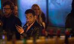 Storfamilie. Aziz Ansari har selv skrevet serien, 'Masters of None', ligesom han selv spiller hovedrollen. Han har desuden instrueret flere af afsnittene, og fået sine egne tamilske forældre til at spille hans forældre i serien. 