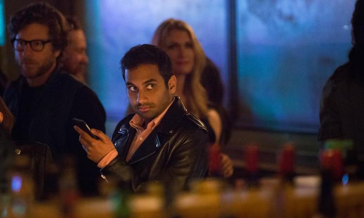 Storfamilie. Aziz Ansari har selv skrevet serien, 'Masters of None', ligesom han selv spiller hovedrollen. Han har desuden instrueret flere af afsnittene, og fået sine egne tamilske forældre til at spille hans forældre i serien. 
