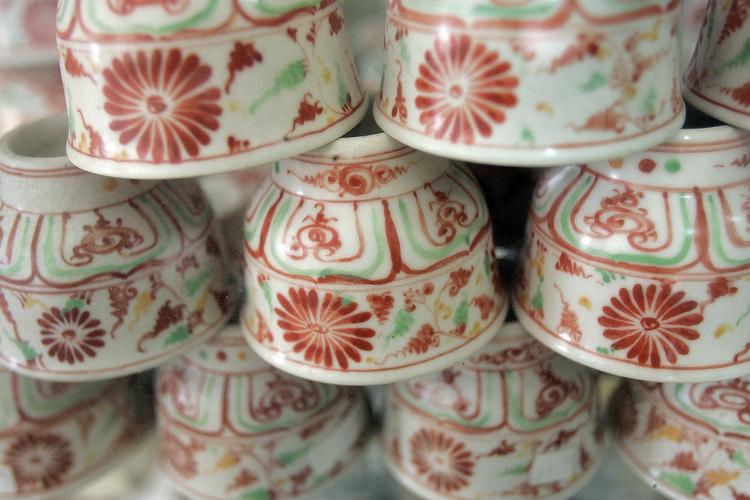 Vigtig. Keramik er en vigtig industri i dele af Vietnam, blandt andet i regionen omkring Hanoi. Brændingen foregår traditionelt med stærkt forurenende kulstøvskager, og det vil naboerne efterhånden ikke finde sig i. 