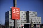 Plakaterne præger lige nu i gadebilledet. Målingerne tyder på, at det tegner til at blive et »ja« 
