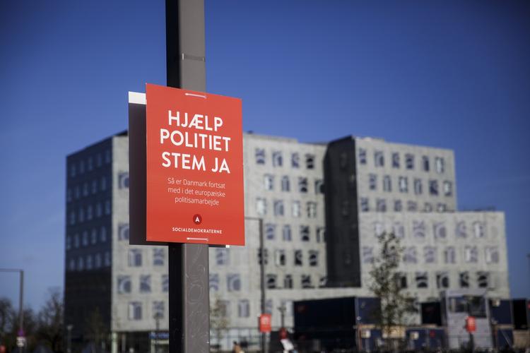 Plakaterne præger lige nu i gadebilledet. Målingerne tyder på, at det tegner til at blive et »ja« 