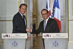 Frankrigs præsident tog hul på en travl, storpolitisk uge med et møde med den britiske premierminister David Cameron i Paris. Hollande har sikret sig Camerons støtte i en optrappet indsats mod Islamisk Stat. Her ses de to på et fælles pressemøde i Elysée Palæet i Paris. 