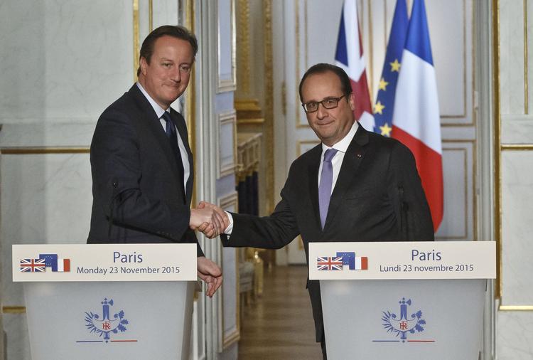 Frankrigs præsident tog hul på en travl, storpolitisk uge med et møde med den britiske premierminister David Cameron i Paris. Hollande har sikret sig Camerons støtte i en optrappet indsats mod Islamisk Stat. Her ses de to på et fælles pressemøde i Elysée Palæet i Paris. 