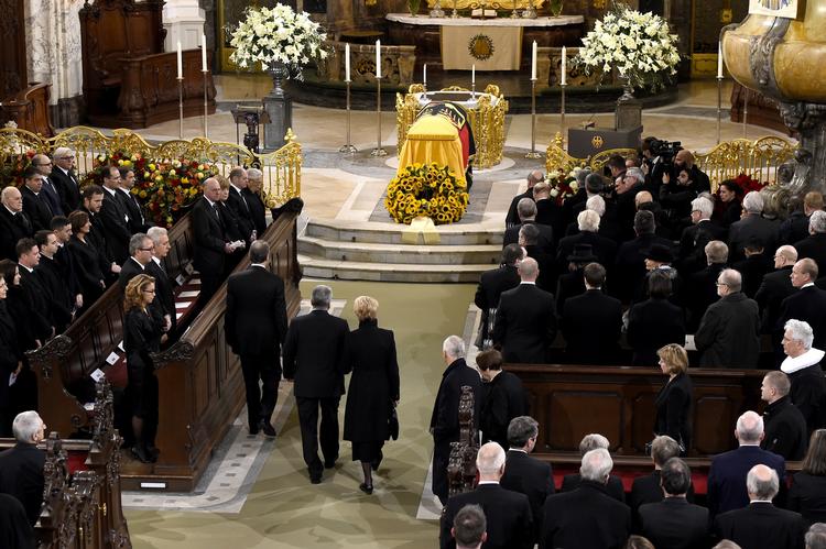 Farvel. Til stede ved  Helmut Schmidts begravelse var blandt andre forbundskansler Angela Merkel, EU-Kommissionens formand, Jean-Claude Juncker, tidligere forbundskansler Gerhard Schröder, Frankrigs tidligere præsident Valerie Giscard d'Estaing og USA's tidligere udenrigsminister Henry Kissinger. 