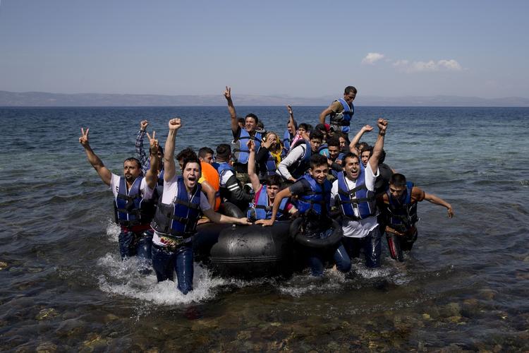 ANKOMST. Flygtninge og migranter når frem til den græske kyst i en båd fra Tyrkiet. Nu viser det sig, at handelen med falske talebantrusler blomstrer i Afghanistan, hvor køberne med dem i hånden håber at kunne få asyl i Europa. 