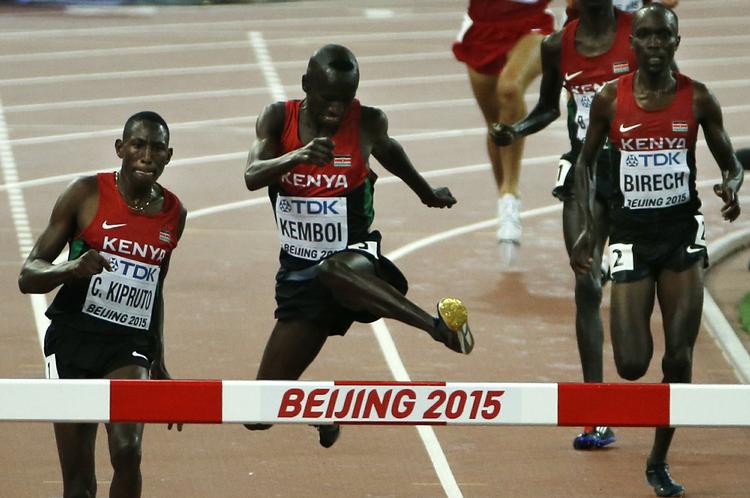 Paradedisciplin. Ved VM i Beijing gjorde Kenya rent bord i 3.000 meter forhindringsløb. Ezekiel Kemboi sejrede foran landsmændene Conseslus Kipruto, Brimin Kipruto og Jairus Kipchoge Birech, der var 6/100 sekund fra bronze - og to sekunder foran nummer 5. 
