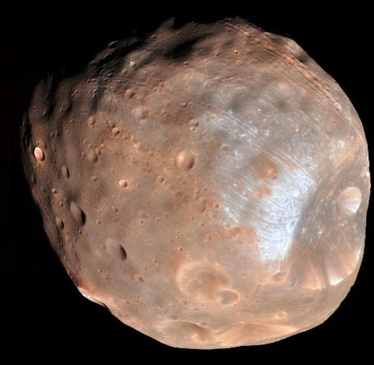 UNDERGANG. Når Phobos går i stykker, vil store dele af dens materiale ende med at danne en ring rundt om Mars. 