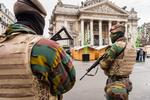 BEVOGTNING. Belgiske soldater patruljerer ved den gamle børs i Bruxelles. Byen er stærkt præget af den intensive jagt på terrormistænkte. 