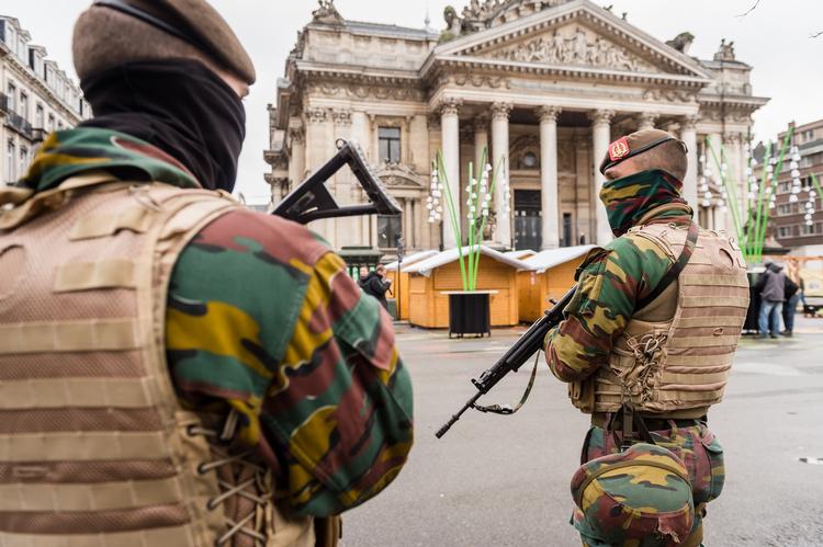 BEVOGTNING. Belgiske soldater patruljerer ved den gamle børs i Bruxelles. Byen er stærkt præget af den intensive jagt på terrormistænkte. 