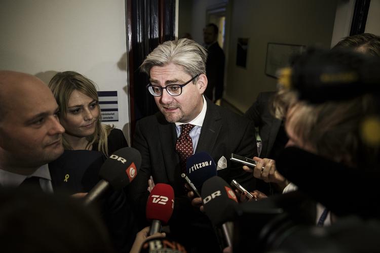 Pant. Justitsminister Søren Pind (V) advarer danskerne om, at et nej til omdannelsen af retsforbeholdet vil betyde at Sverige vil tvinge Danmark til at tage flere flygtninge. 