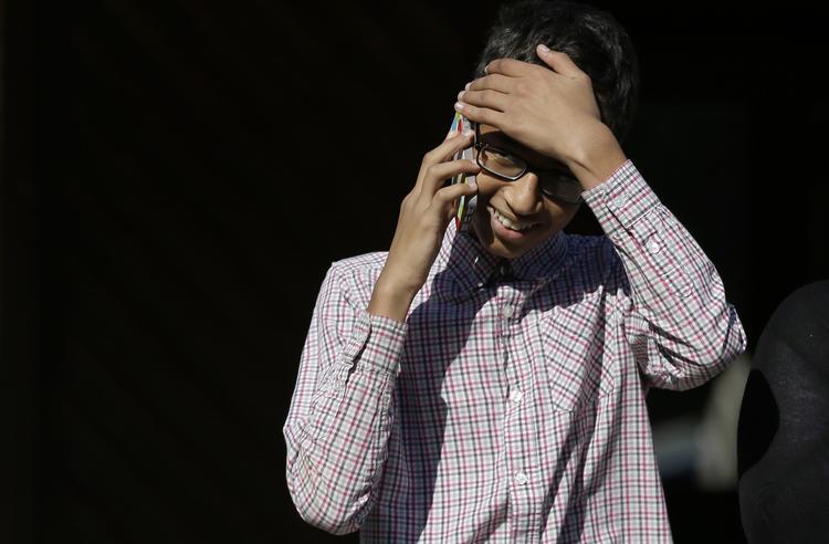 Internethelt. 14-årige Ahmed Mohamed er i dag verdenskendt, efter han blev lagt i håndjern og mistænkt for terrorplaner på grund af et ur, han selv havde bygget. »Når man har evnen og ambitionerne til at bygge seje ting, burde man blive hyldet - ikke anholdt. Fremtiden tilhører folk som Ahmed«, har blandt andet Facebook-stifteren Mark Zuckerberg erklæret. 