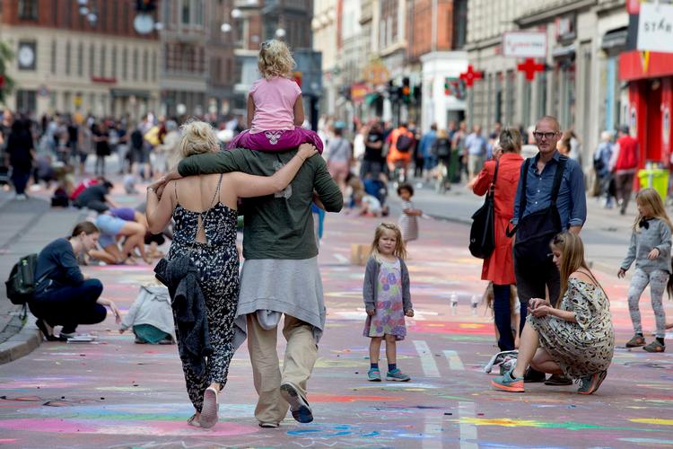 Gadefest. Også i sommer blev Nørrebrogade indtaget af gadehygge - dengang i forbindelse med et rekordforsøg i kridtmaleri. 