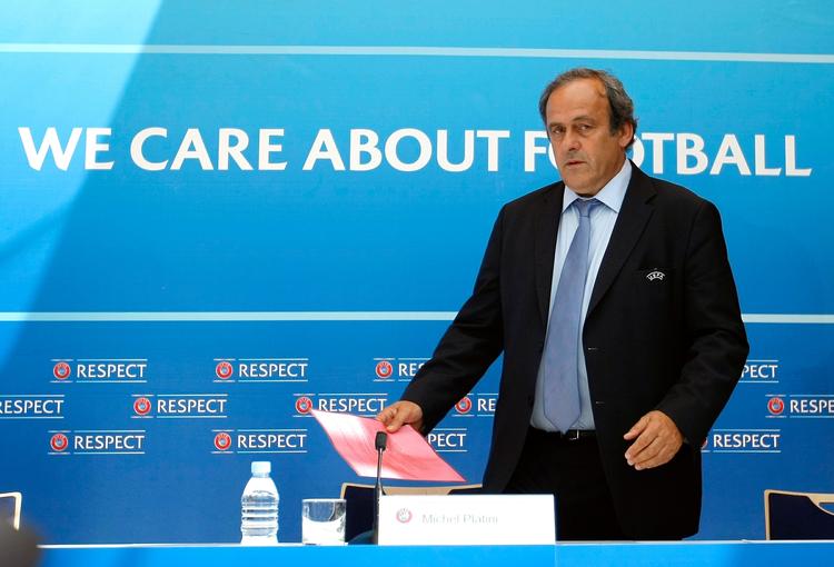 Konsulent. Platini varetog opgaver for Sepp Blatter over en periode på fire år, mens han også sad i både Fifa og Uefas eksekutivkomité. Desuden var han på det tidspunkt vicepræsident i det franske forbund. 2 millioner schweizerfranc svarer i dag til ca. 14 millioner kroner. Under alle omstændigheder er sagen en ren tabersag for Michel Platini, for det kan være svært at overbevise 105 medlemslande i Fifa om, at man som konsulent skal have så stor en hyre, når man samtidig høster indtægter fra tre andre jobs. At betalingen for konsulentarbejdet blev udført med 5-6 års forsinkelse giver endnu et forklaringsproblem. 