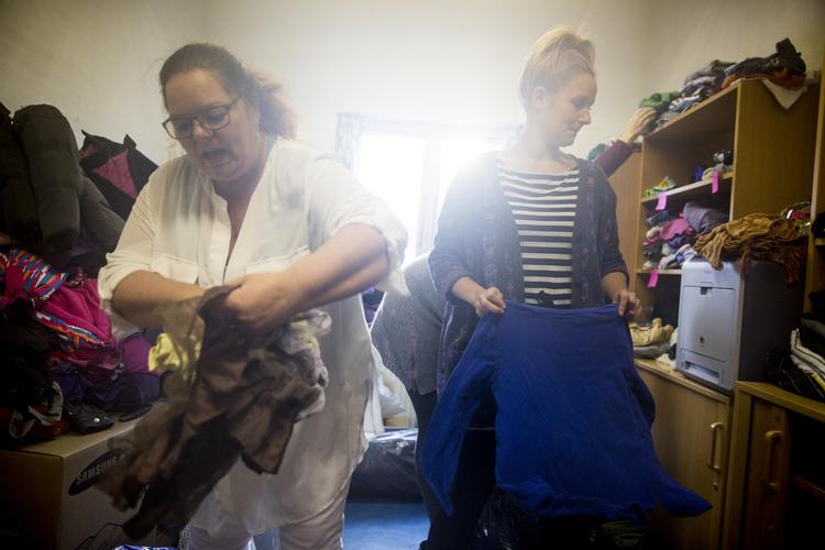 Hjælp. Pia Dam (tv) er en af de Venligboer, der er meget rystet over de seneste dages hårde kommentarer på Facebook. Og hun er ked af, at viceborgmester Ib Poulsen har tilkendegivet sin sympati med en kommentar, der kalder hende og de andre venligboer for 'landsskadelige'.Her sorterer hun indsamlet tøj på nødasylcenteret i Thisted. 