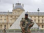 Louvre. Soldater patruljerer i disse dage ude foran kunstmuseet Louvre i Paris. 