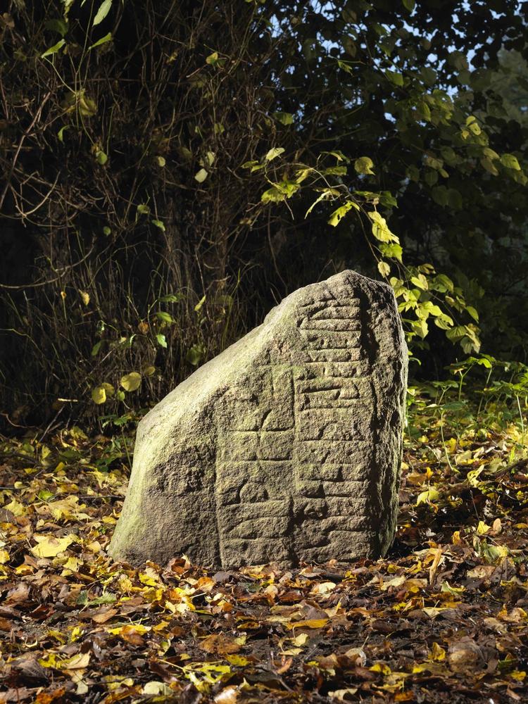 Væk. Durupstenen blev fundet, da man restaurerede Durup Kirke i 1885. Den havde udgjort en af grundstenene. Inskriptionen, som er ufuldstændig, fortæller, at stenen er sat for en gut, som hedder Toke - og som var nogens bror eller far. 