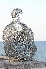 Bogstaver. 'Spillover II', som skulpturen hedder, består af små, sammensmedede stålbogstaver, og da den jødiske blogger Matt Sweetwood gik på bogstavjagt i skulpturen, fandt han frem til sætningerne 'Cheap Jew', 'Fry Bad Jew' og 'Dead Jew'. 