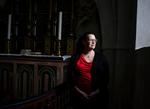 Ro. Gitte Stolberg er ikke antijul. Hun går i kirke, og der kan også godt stå en nisse i hjørnet juleaften. Men for hende handler det om at få stilheden og roen tilbage i julen. 