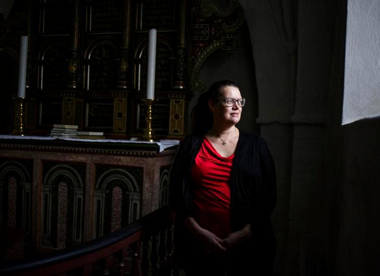 Ro. Gitte Stolberg er ikke antijul. Hun går i kirke, og der kan også godt stå en nisse i hjørnet juleaften. Men for hende handler det om at få stilheden og roen tilbage i julen. 