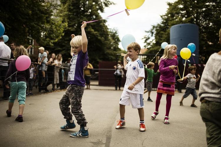 START. Barnets alder ved skolestart har stor indvirkning på trivsel og faglig indlæring, viser ny undersøgelse fra SFI. Jo senere, børn starter i skole, jo bedre klarer de sig, viser undersøgelsen. Kommuner kritiseres nu for ikke at lytte tilstrækkeligt til forældre og pædagoger, når de skal beslutte, hvornår et barn skal starte i skole. 