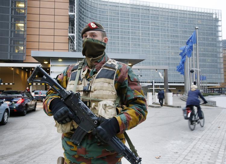 BEREDSKAB. Belgisk soldat beskytter EU-Kommissionens kontor i Bruxelles. Byen vil i mindst en uge endnu have et forhøjet antiterrorberedskab 