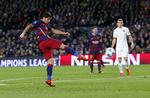 3-0. En bragende helflugter af Luis Suarez gjorde det til 3-0 kort inden pausen. 