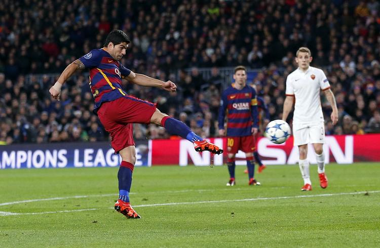 3-0. En bragende helflugter af Luis Suarez gjorde det til 3-0 kort inden pausen. 