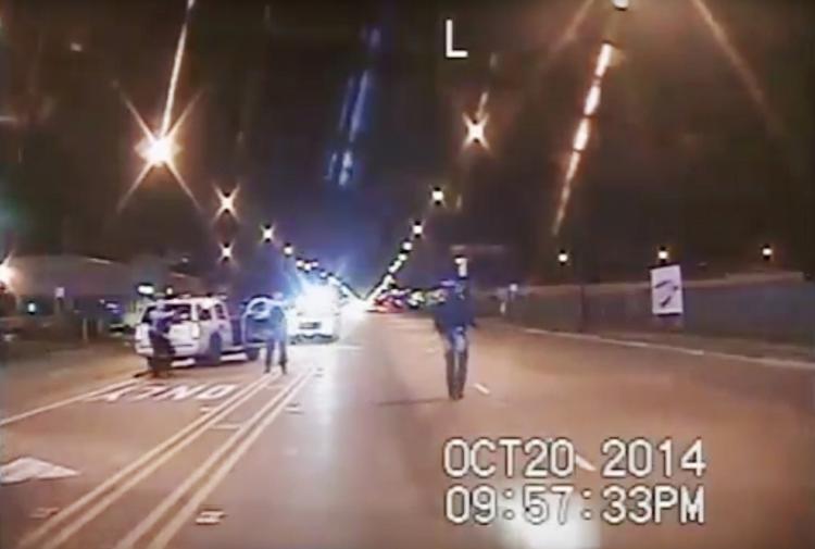 Politidrab. Laquan McDonald var både påvirket og bevæbnet, da han blev skudt af en betjent - men det var absolut ikke i orden at skyde ham 16 gange, mener anklagemyndigheden. 