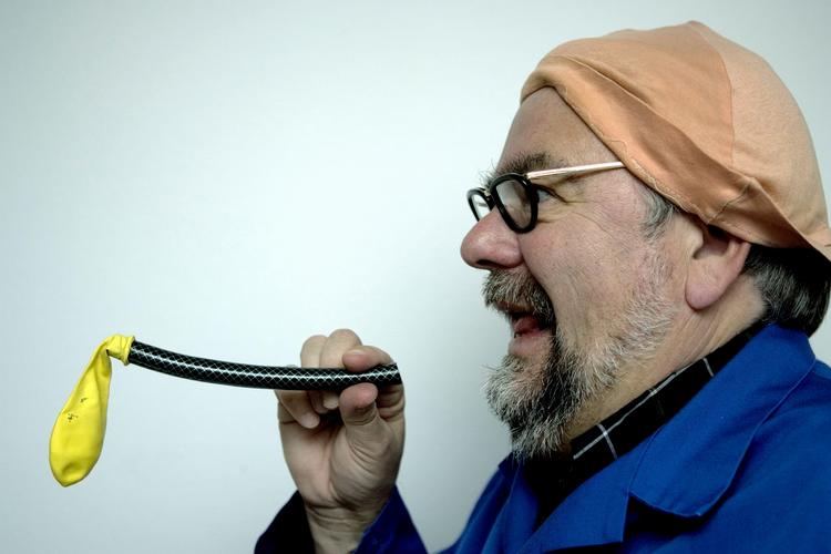 Komiker. Jan Monrad i rollen som Mogens. 