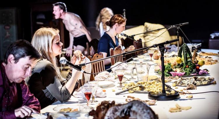 Spildeksistenser? Selv om man er på kontanthjælp, behøver man ikke at gå under som menneskeligt bi produkt i det store fræsende forbrugsræs. 