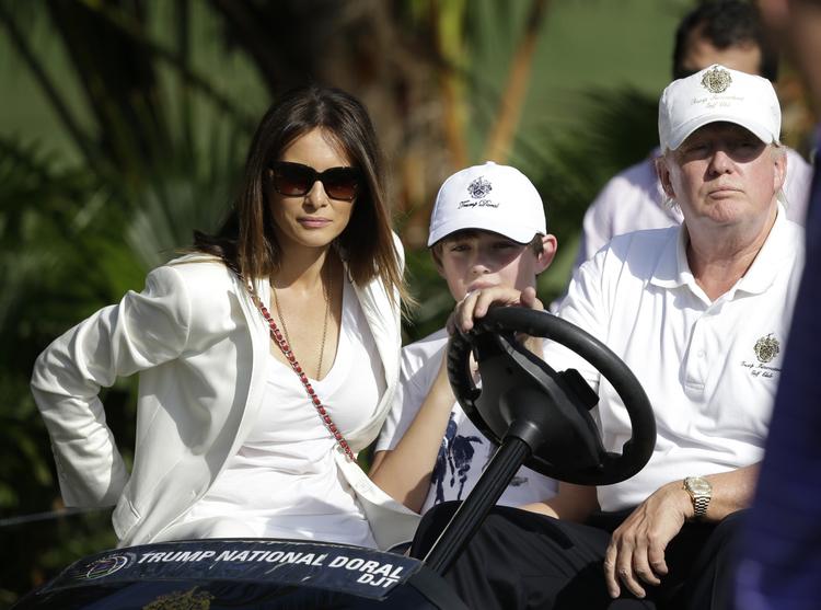 Familie. I 1998 mødte den slovenskfødte Melania Knauss for første gang Donald Trump, som hun fandt »meget charmerende«. I 2005 blev de gift, og året efter fik de sønnen Barron, der i dag er 9 år. 