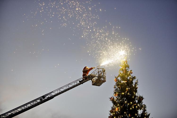 STJERNESKUD. For to år siden var det julemanden, som tændte lyset på Rådhuspladsens juletræ. I år er jobbet Kronprinsesse Marys. 