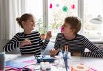 Hyggestund. Selma på 7 år og Sophus på 12 år i gang med at klippe, kliste og fjolle. 
