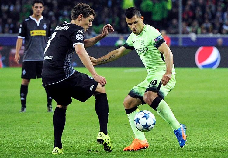 SELVTILLID. Andreas Christensen (tv) har gjort sig positivt bemærket ved at optræde med stor ro over for selv de største modstandere - her Sergio Agüero i Champions League-kampen mod ManchesterCity. 