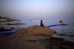 Stilstand. En turist betragter solnedgangen over Det Røde Hav. Sharm el-Sheikh er en af Egyptens absolut vigtigste turistbyer, men efter flystyrtet den 31. oktober, holder flyselskaberne sig væk. 