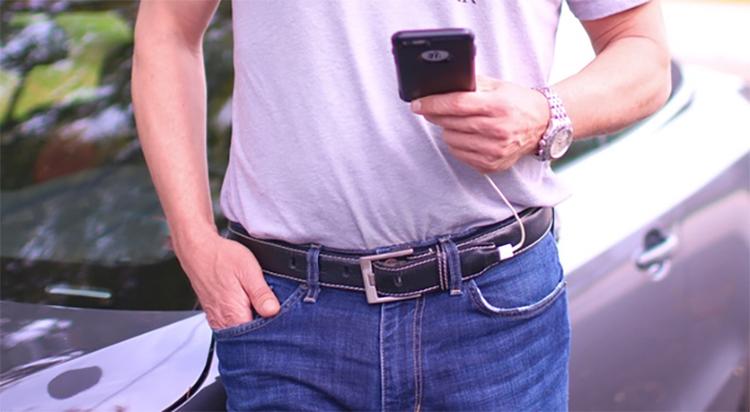 BÆRBAR. Ion Belt er et ekstra batteri til mobilen i form af et bælte. Det kan også lade tablets og anden forbrugerelektronik op. FOTO: Kickstarter/Ion Belt. 