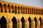 ISFAHAN. I byen kan man opleve cremen af iransk arkitektur, blandt andet de gamle murstensbroer over Zayandehrud-floden. 