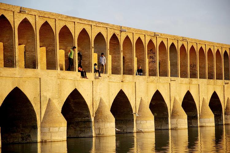 ISFAHAN. I byen kan man opleve cremen af iransk arkitektur, blandt andet de gamle murstensbroer over Zayandehrud-floden. 