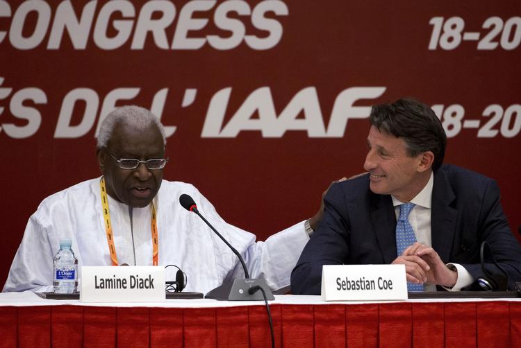 Præsidenter. Coe (th) var Diacks højre hånd fra 2007 og otte år frem. Coe blev præsident i IAAF efter kampvalg med ukraineren Sergej Bubka efter 115 mod 92 stemmer. 