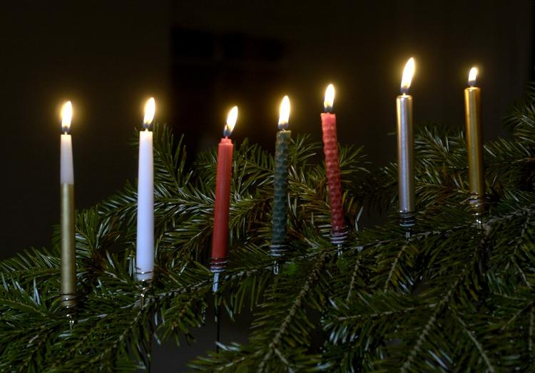 Gran og lys er indbegrebet af hygge, men de kan gøre det svært for en astmatiker af trække vejret. Og sådan er der mange dele af julen, som allergikere skal passe på. 