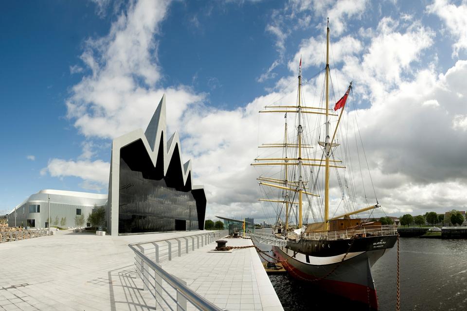 GLASGOW. Byen lever også ved vandet. Riverside Museum ligger ved bredden af Clyde-floden. 