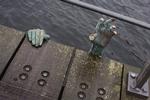Hjælp! Giv en hånd til flygtningene, synes den anonyme kunstners i smug anbragte skulpturer at sige. Men var det nu også hans hensigt? Og - som det fremgår - er der helsingoranere, der hellere giver flygtningene fingeren end hånden. 