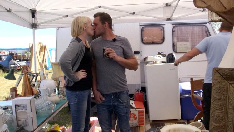 Keeper. I 'Gift ved første blik' på DR blev Niels lokket med til at køre på Vorbasse Marked, mens han smilede som en lille dreng. Det er en keeper. 