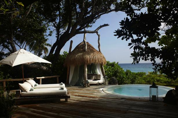 SEYCHELLERNE. Bo i ekstrem luksus tæt på stranden. Oplevelsen kan være næsten den samme i mere ydmygt logi. 