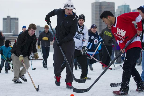 WINNIPEG. De er vilde med ishockey i Canada, og der spilles alle mulige steder. Her på toppen af et parkeringshus. 