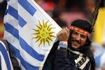 URUGUAY. Fodbold er vigtigt i det sydamerikanske land. Her gør en fan sig klar til en kamp mod Chile. 
