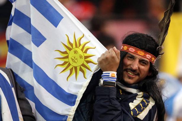 URUGUAY. Fodbold er vigtigt i det sydamerikanske land. Her gør en fan sig klar til en kamp mod Chile. 