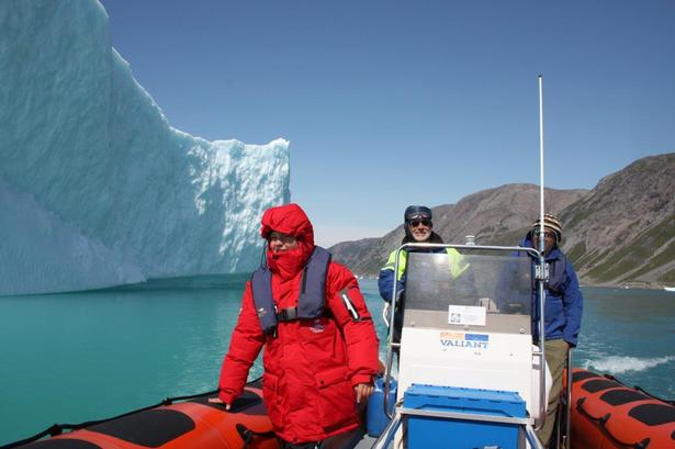 GRØNLAND. På en tur med båd fra den sydgrønlandske by Narsarsuaq kan du komme helt tæt på store isbjerge. 